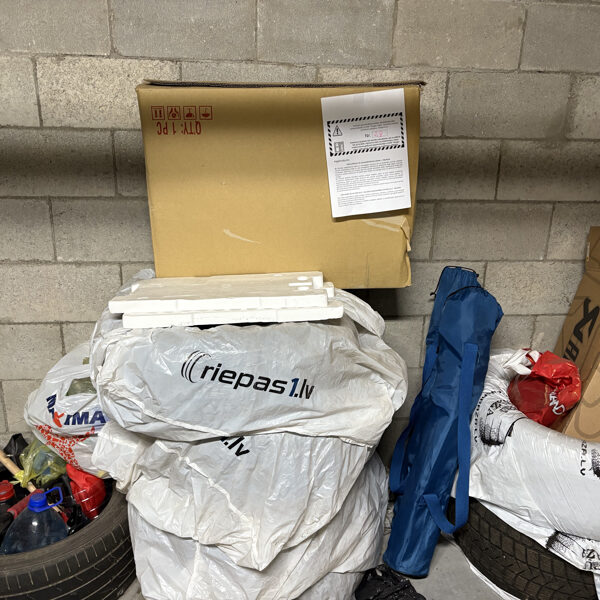 28 - sadzīves priekšmetus koplietošanas telpās novietot aizliegts. Vidi degradējoša nekārt