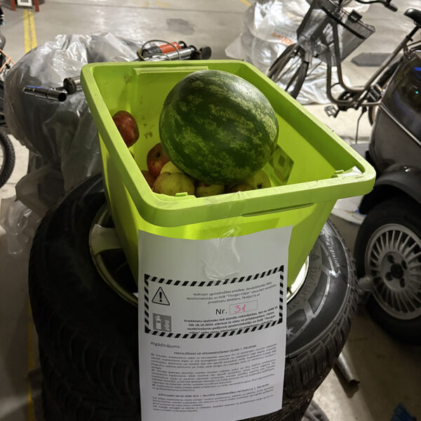 1 - sadzīves priekšmetus koplietošanas telpās novietot aizliegts. Vidi degradējoša nekārtī