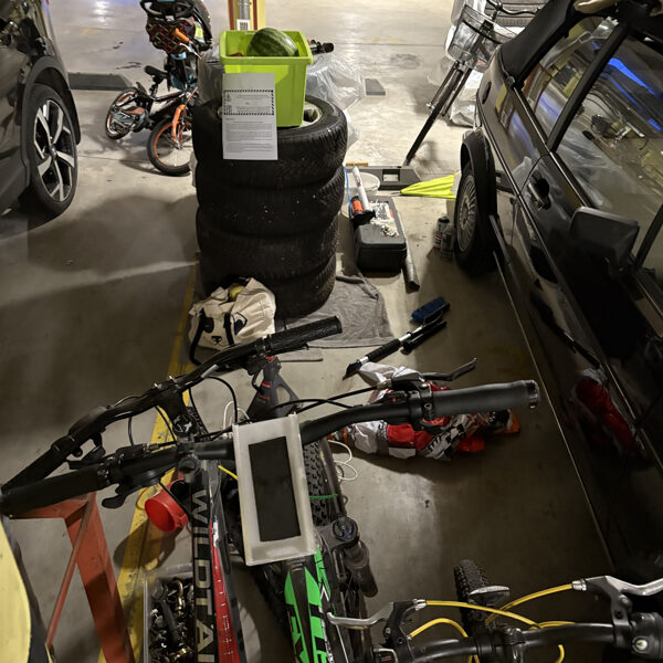 31 -  nekārtība, netīrība. Apgrūtina blakus esošo stāvietu iekļūšanu/izkļūšanu no auto